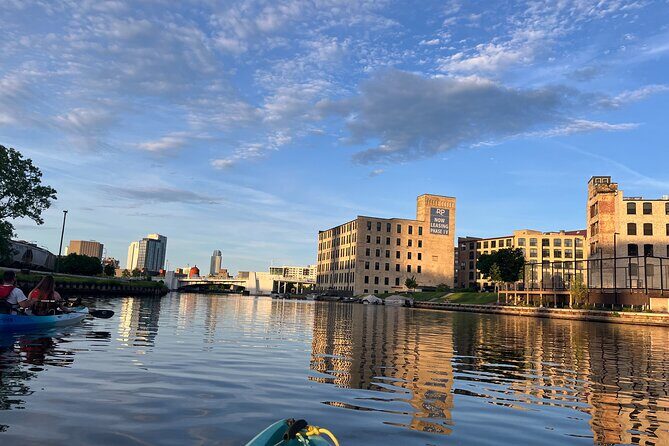 Small Group Kayak Tour of Skyline in Milwaukee - Who Should Consider This Tour