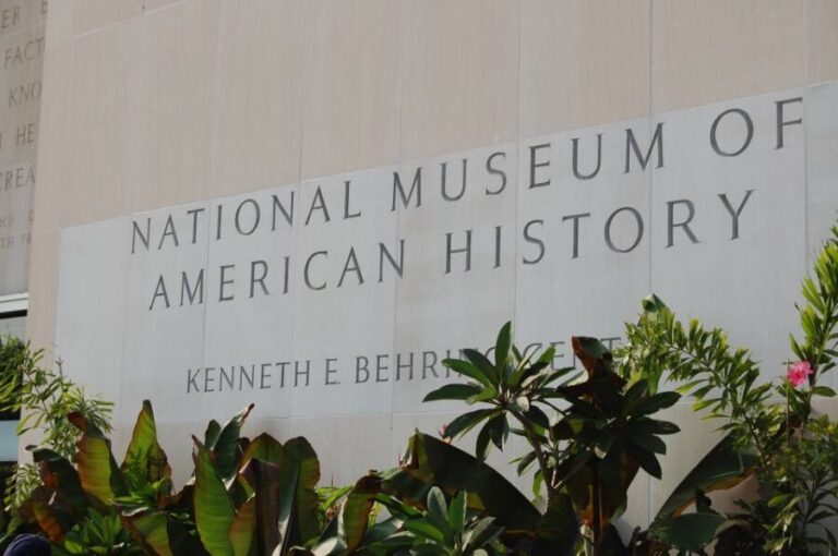 Smithsonian Natural History + Museum of American History 8pp - An Inside Look at the Experience