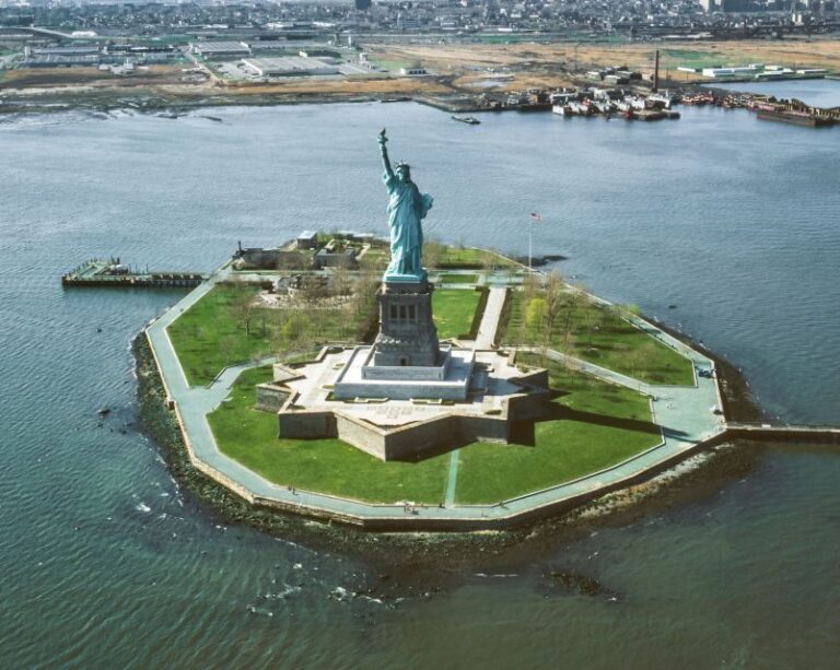 Statue of Liberty & Ellis Island - Guided Tour 8ppl Max - What to Expect from Your Tour