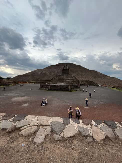Teotihuacan VIP: Tour of the pyramids and Basilica of Guadalupe, tourist areas - Panoramic Views and Spiritual Significance