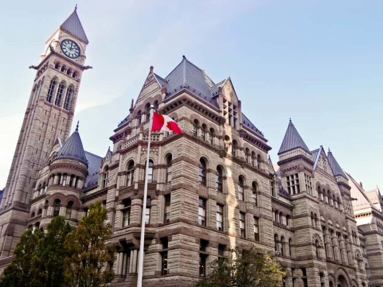 Toronto Couples Private Tour: Bustling Squares, Serene Parks - An In-Depth Look at the Tour Experience