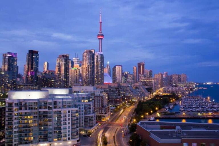 Toronto: Niagara Falls & NOTL Heritage Town Guided Day Tour - The Ride to Niagara: Comfort and Convenience