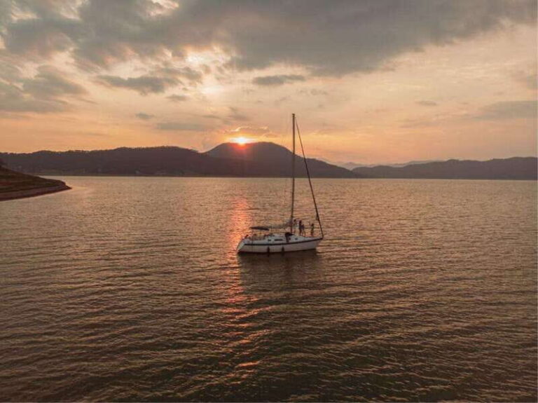 Valle de Bravo: Velero - What to Expect During Your Lake Cruise