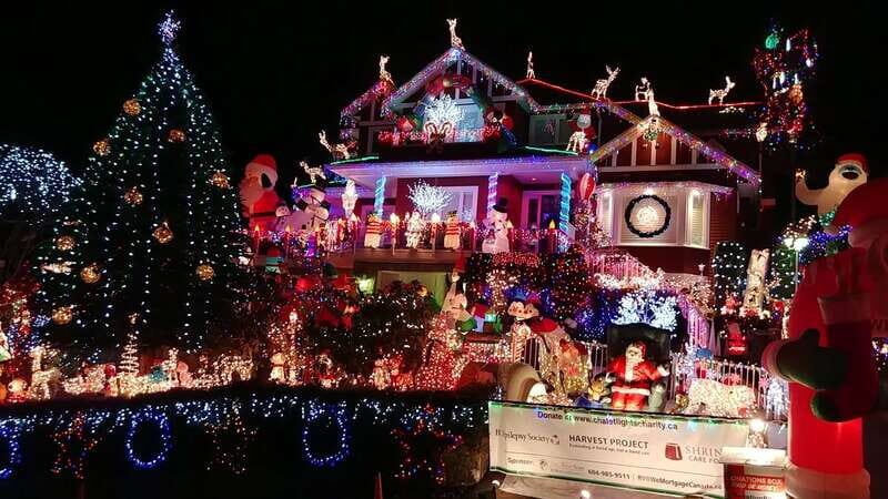 Vancouver: Christmas Tour with Light Festival Entrance