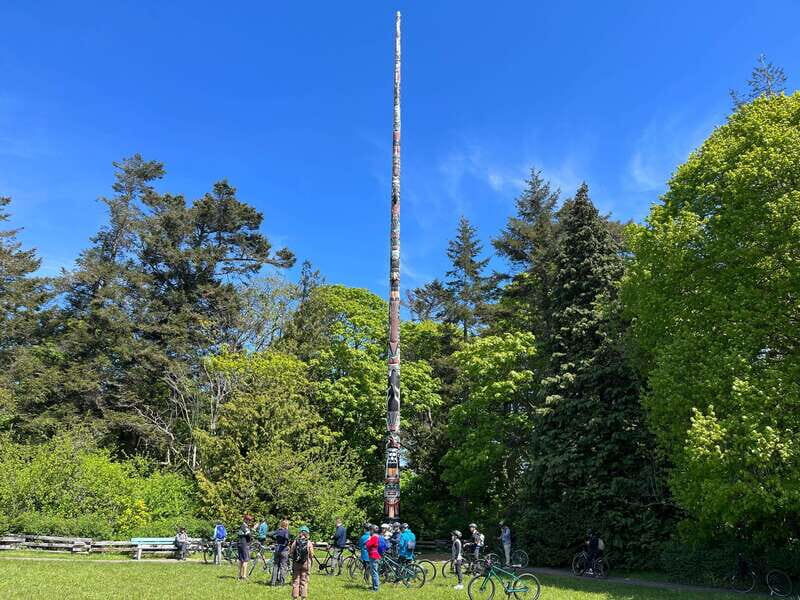 Victoria City Highlights Bike Tour - Castle Hoods & Legends