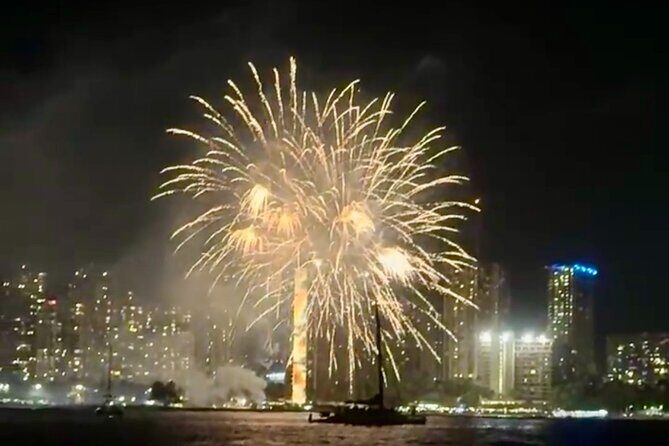 Waikiki Beach Catamaran Friday Night Fireworks Tour - The Itinerary in Detail