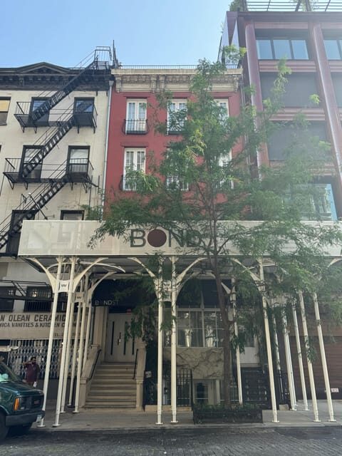 Welcome to New York: A Tour of Taylor Swift Hotspots - The Tour Guide and Group Atmosphere