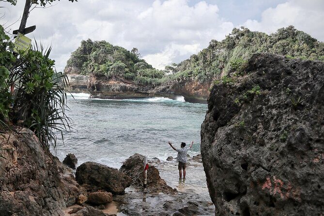 1 Day - Malang Beaches and Island Hopping // 06:30 - 17:30 - Transportation and Value
