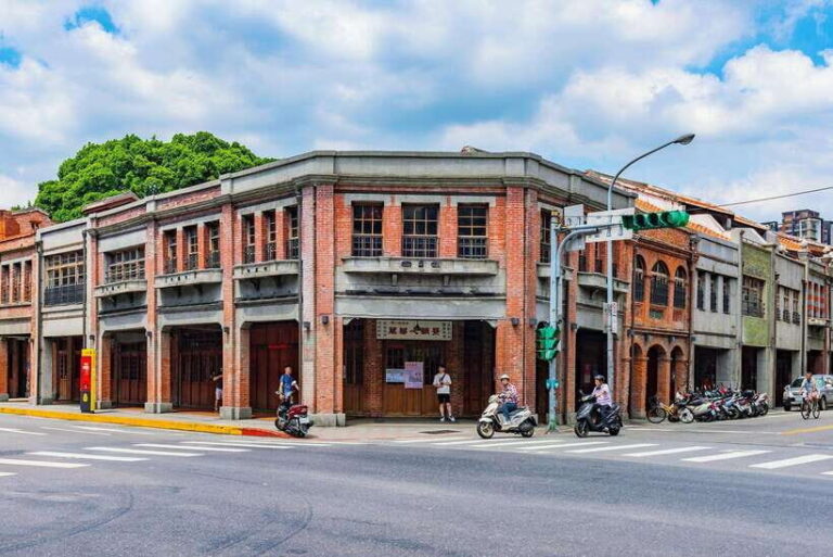 4 Days Private Tour Taipei, Jiufen, Sun Moon Lake & Taichung - Northern Coast Wonders: Yehliu & Jiufen