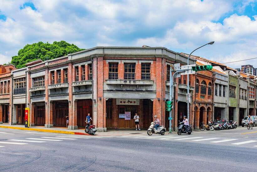4 Days Private Tour Taipei, Jiufen, Sun Moon Lake & Taichung - Northern Coast Wonders: Yehliu & Jiufen