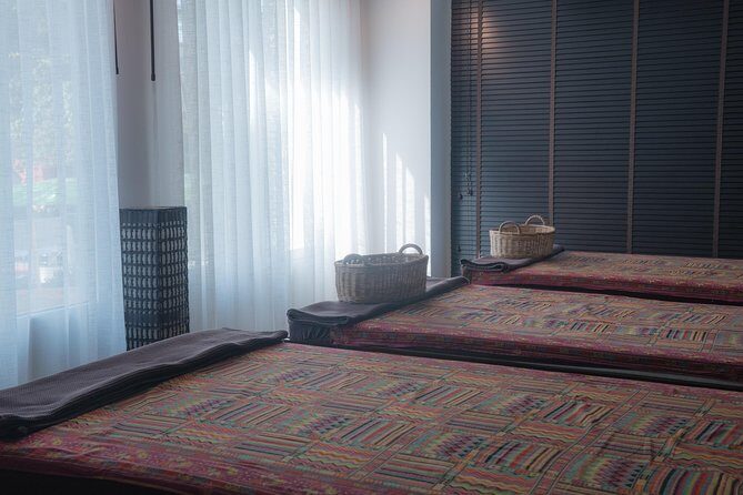 90 mins of Relaxing Foot and Back with thai balm or Oil - A Practical Look at the Experience