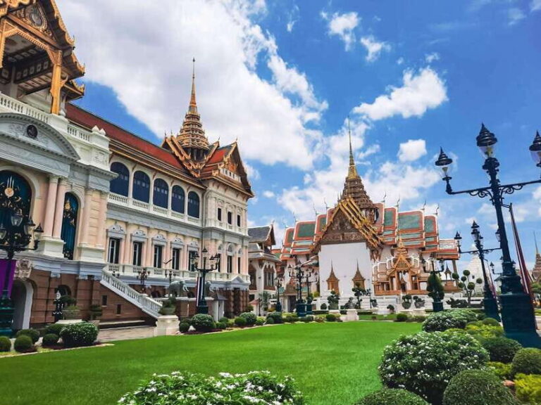 Bangkok: Grand Palace and Wat Phra Kaew Guided Walking Tour - Detailed Breakdown of the Itinerary