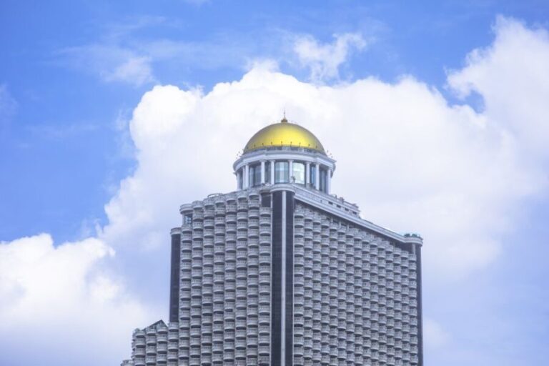 Bangkok: Lebua Rooftop Bar Reservation & Round-Trip Transfer - Who is this experience best for?