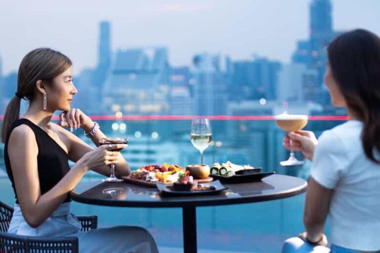 Bangkok: RedSquare Rooftop Bar at Novotel Sukhumvit 4 - The Atmosphere and Entertainment