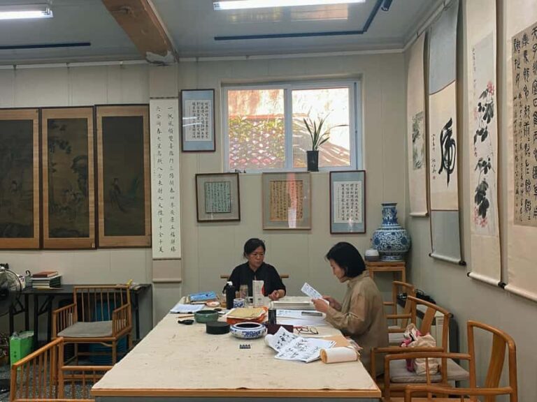 Beijing liulichang : Learn Calligraphy orCarving from Master - What We Heard from Other Travelers