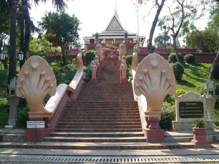 Best of Phnom Penh: Half-Day Private City Tour - Detailed Breakdown of the Itinerary