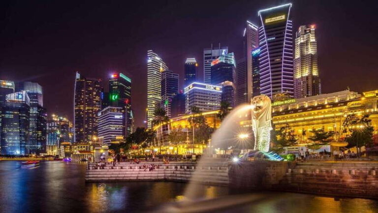 Best of Singapore: Private Walking Tour with a Local - Iconic Sights and Stunning Views