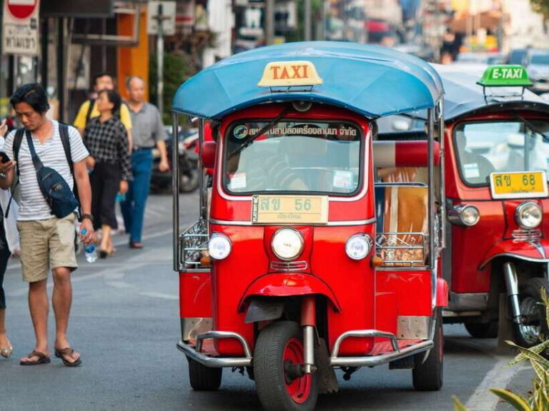 Chiang Mai: Tuk-Tuk Evening Tour with Temples & Street Foods - The Value of the Experience