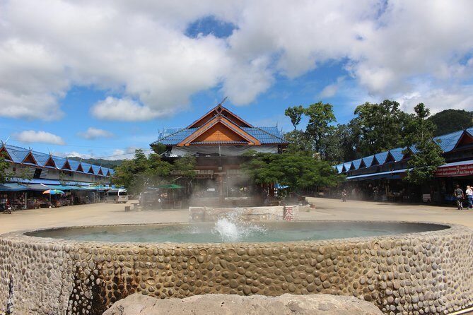 ChiangRai From ChiangMai, White & Blue temple+Black house & Lunch - The Downsides to Consider