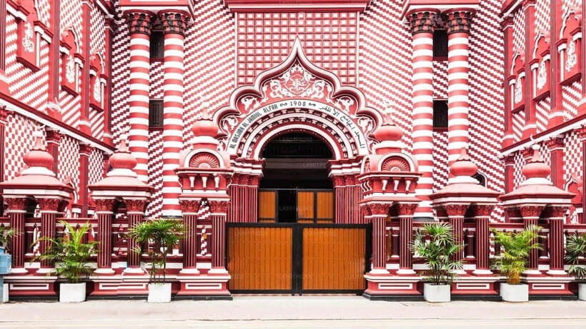 Colombo City Exploration with Banana Leaf Lunch - BMICH and Viharamahadevi Park: Green Spaces and Modern Landmarks