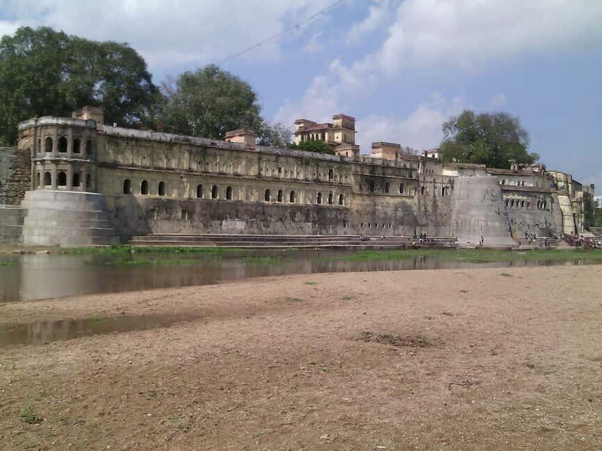 Datia: Bir Singh Palace, Peetambara Peeth & Sonagiri Tour - The Value of the Experience