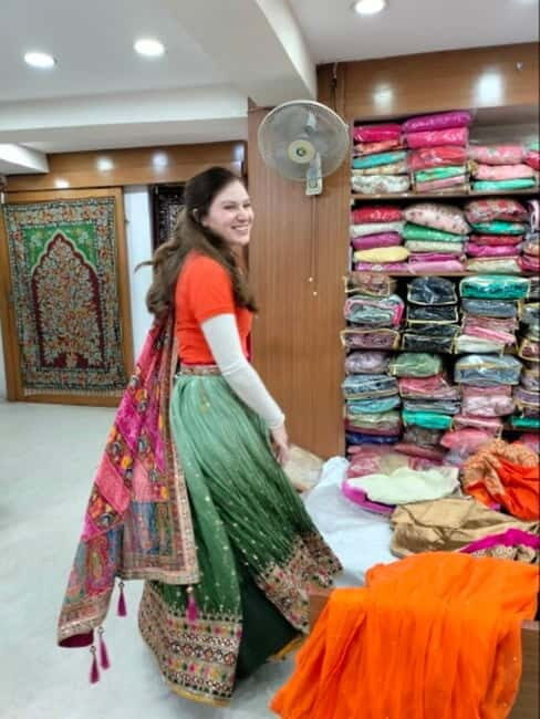 Delhi: Customized Shopping Tour with Female Consultant - The Experience: A Blend of Shopping, Culture, and Fun