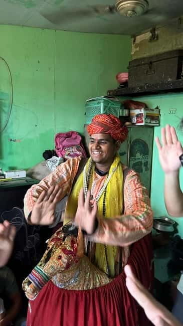 Delhi: Street Performers Walk Local Tour - The Itinerary: What You Can Expect