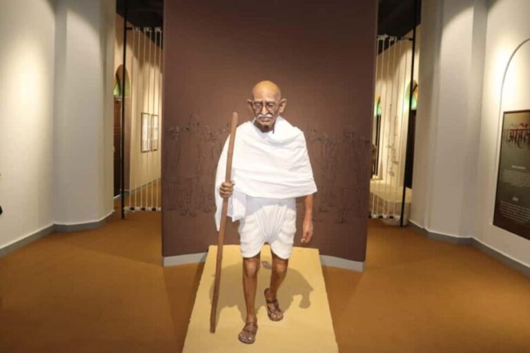 Delhi: Tracing the Path of India's Father of the Nation - Paying Tribute at Raj Ghat