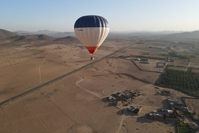 Fly in a hot air balloon in the sky of the Atlas in Marrakech - The cultural experience and ambiance