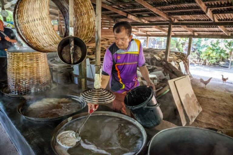 From Bangkok: Damnoen Saduak Floating Market Guided Tour - Detailed Breakdown of the Itinerary