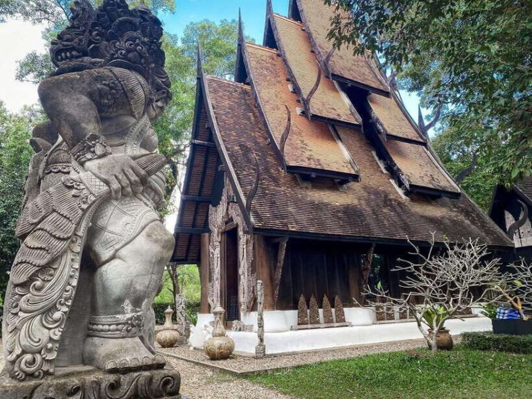 From Chiang Mai > Chiang Rai White & Blue Temple+Black House - What’s Included and What to Keep in Mind