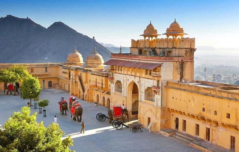 From Delhi: Private Jaipur Day Trip with Driver & Guide - Exploring Amber Fort: The Hilltop Majesty