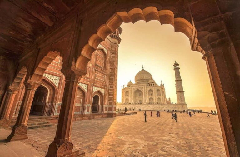 From Delhi: Taj Mahal & Agra Fort Tour by Car with 5* Lunch - Exploring the Taj Mahal
