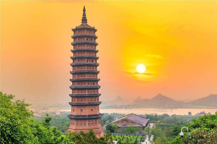 From Ha Noi: Bai Dinh Pagoda, Trang An, and Mua Cave Day - Navigating the Waterways at Trang An
