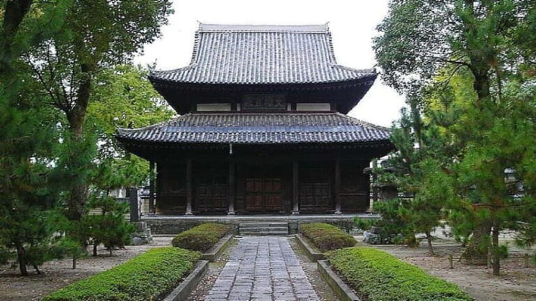 Fukuoka: Unforgettable Customizable Walking Tour Guide - Exploring Fukuoka’s Cultural Gems