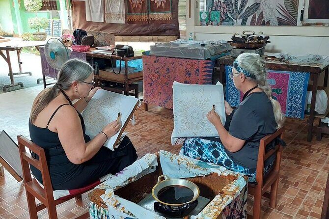 Full Day Private Batiks Class and Explore Miniature Park - Iconic Landmarks: National Monument and Presidential Palace