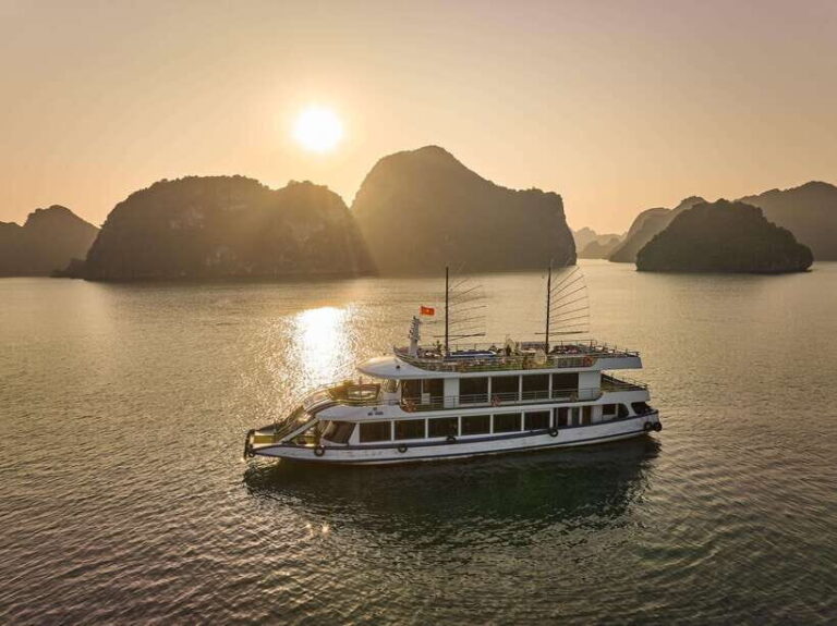 Ha Long & Bai Tu Long bay cruise wt Kayakking & buffet lunch - The Food and Service