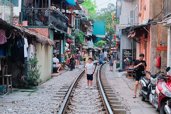 Hanoi city tour and drinking beside railway- group tour - FAQ