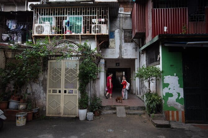 Hanoi Street Photography in a Vintage Community - The Value of Guided Street Photography