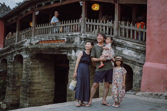 Hoi An City by night and release paper latern on Hoài river - Cruising the Hoài River and Releasing Floating Lanterns