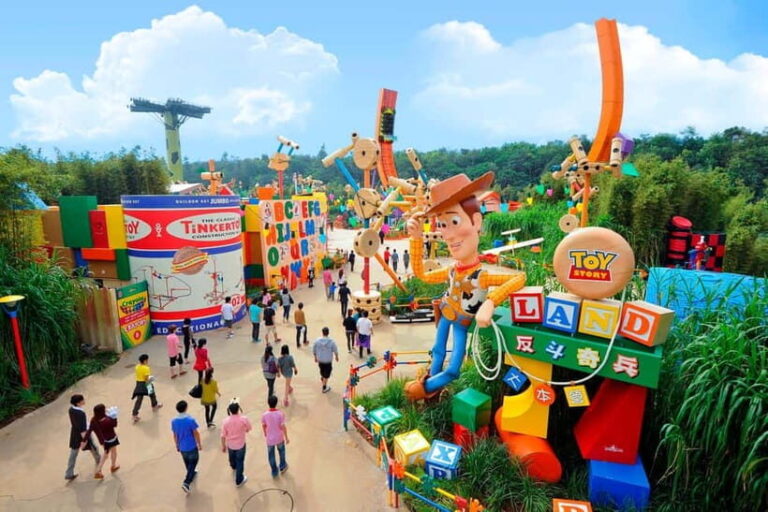 Hong Kong Disneyland: Non-Stop 2-Day Fun Ticket - The Park Experience and Attractions