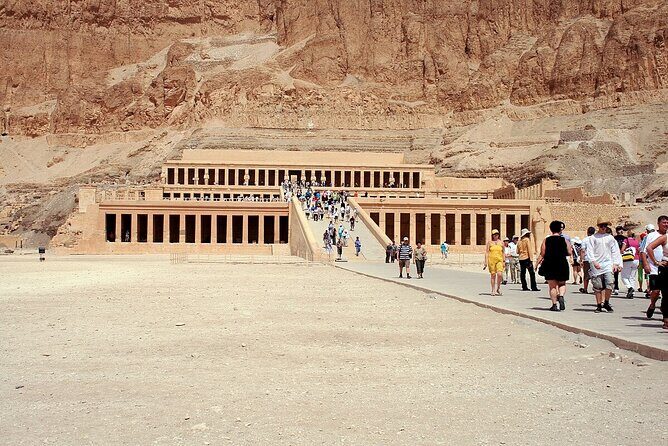 Hot Air Balloon & Full Day to East & West Bank Tour of Luxor - Visiting the West Bank: The Heart of Ancient Thebes