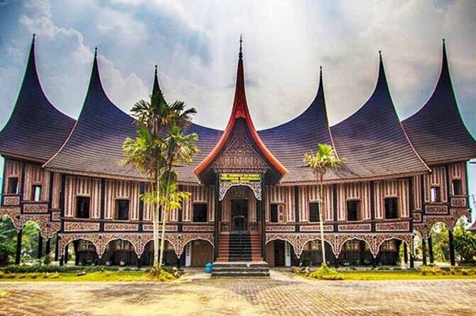 Jakarta: Miniature Park, National Museum & Traditional House Tour - Exploring Jakartas Highlights
