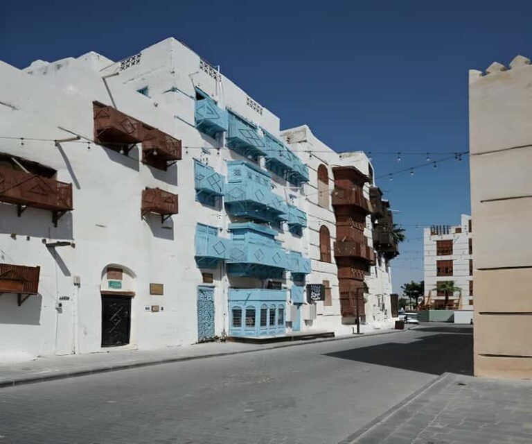 Jeddah: Al-Balad Old Town Historical City Guided Tour - Tasting Traditional Arabian Cuisine