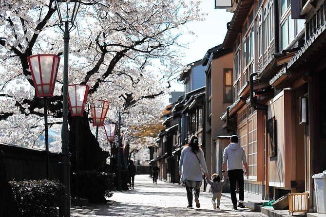 Kanazawa private half day/Photoshoot by professional photographer - The Value of This Experience