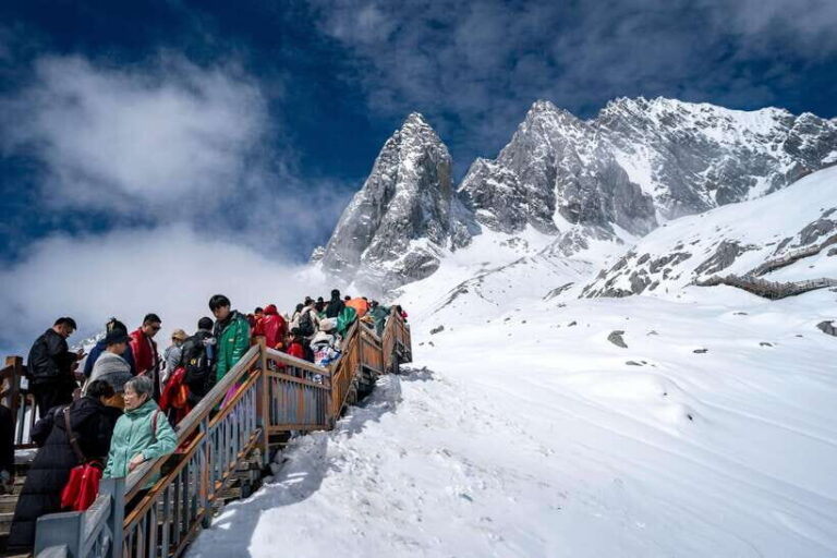 Lijiang: Jade Dragon Snow Mountain Guided Tour with Pickup - The Itinerary: From Lijiang to the Roof of Yunnan