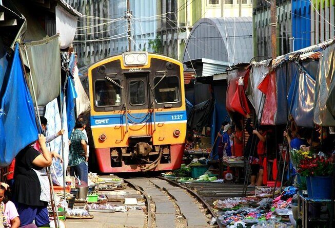 Maeklong Railway Market and Damnoen Saduak Floating Market Tour From Bangkok - Mae Klong Railway Market: The Umbrella Pulldown Market