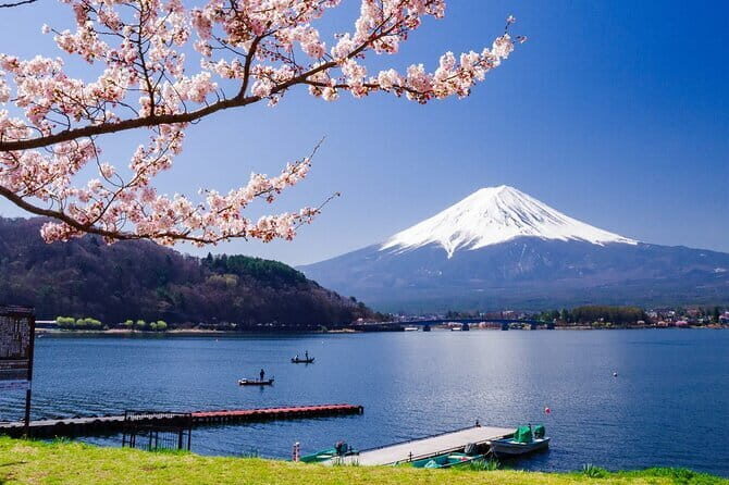 Mt. Fuji Tours to Lake Kawaguchi and Yamanaka Onsen English Guide - Detailed Breakdown of the Itinerary