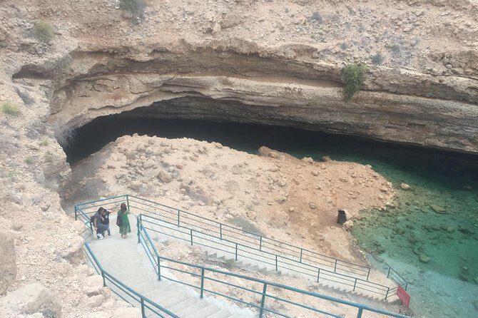 Muscat : Private trip to Wadi Shab for a full day with lunch - What Makes This Tour a Good Value?