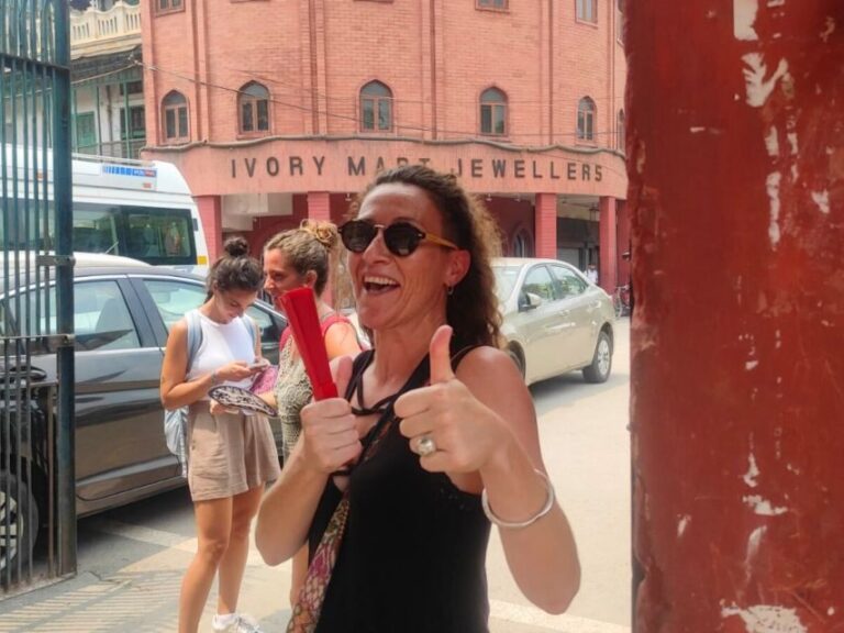 Old Delhi: Walking Tour with Tuk Tuk Ride & Snacks (Español) - The Practicalities: What to Expect